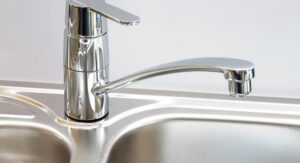 Задръстен канал в кухненската мивка